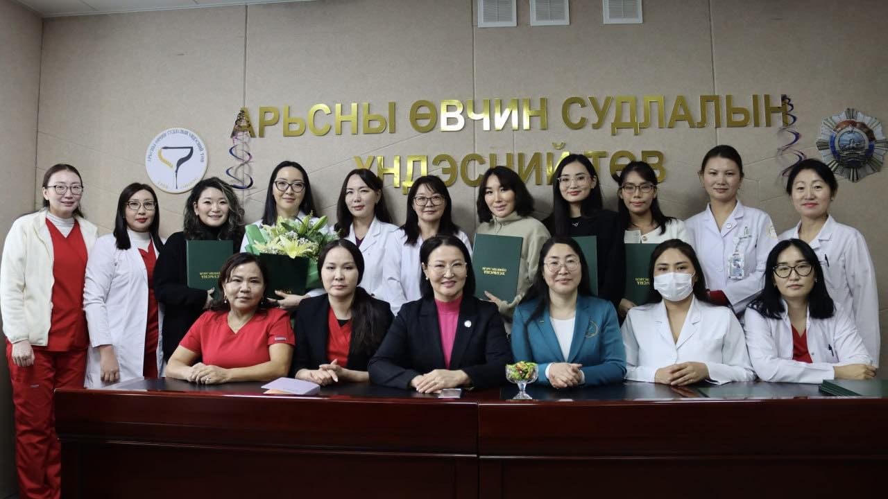 АӨСҮТ-ийн арьс судлал үндсэн мэргэшлийн 2023-2025 оны сургалтанд суралцсан 13 арьсны эмч нарт мэргэшлийн үнэмлэх гардууллаа.